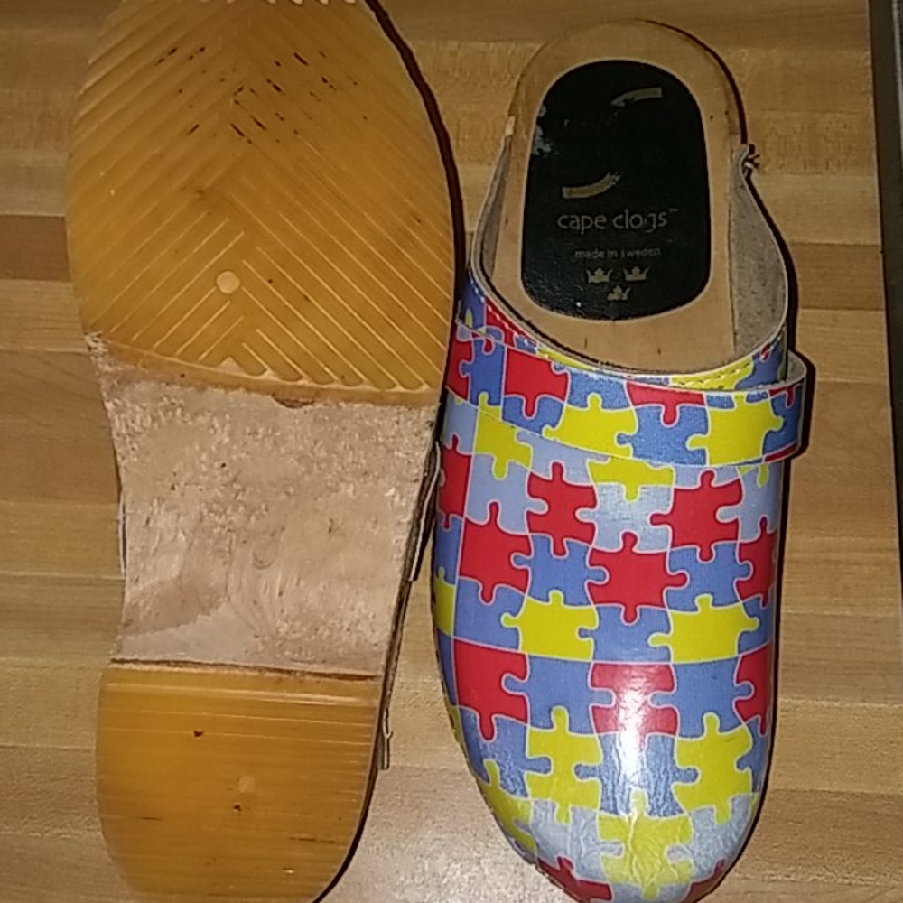 Cape Clogs Women's Puzzle Piece Clogs View 5